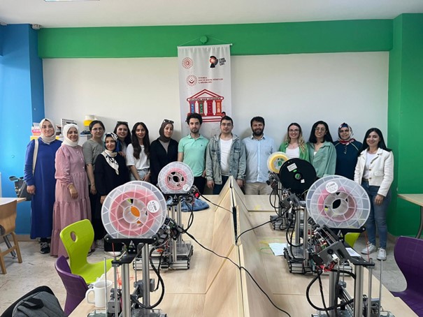 "Geleceğe Adım Akademisi” projesinin Eğitici Eğitimleri Zeytinburnu Şehitler Bilim ve Sanat Merkezinin katkılarıyla tamamlandı. 