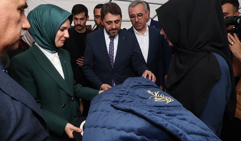Bakanımız Sayın Mahinur Özdemir Göktaş Kadın İş Atölyesinde Depremzede Kadınlarla Bir Araya Geldi
