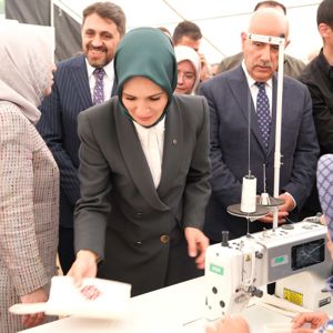 Bakanımız Sayın Mahinur Özdemir Göktaş Kadın İş Atölyesinde Depremzede Kadınlarla Bir Araya Geldi - fotoğraf 3