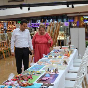 İl Müdürümüz Osman TOPRAKÇI Fethiye Huzurevi sakinlerimizin sanat atölyesinde yaptığı el emeği eserlerin sergilendiği sergiyi ziyaret etti.  - fotoğraf 2
