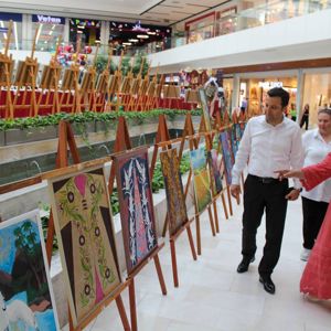 İl Müdürümüz Osman TOPRAKÇI Fethiye Huzurevi sakinlerimizin sanat atölyesinde yaptığı el emeği eserlerin sergilendiği sergiyi ziyaret etti.  - fotoğraf 3
