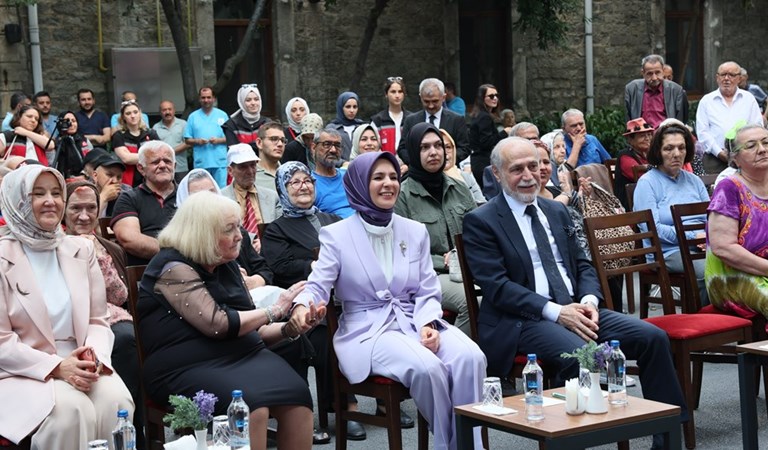 Minister of Family and Social Services Göktaş Met with Residents of Darulaceze and Nursing Home