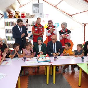 Bakanımız Sayın Mahinur Özdemir Göktaş Hazırlanan Pastadaki Mumları Çocuklarımızla Birlikte Söndürdü - fotoğraf 1