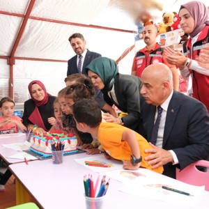 Bakanımız Sayın Mahinur Özdemir Göktaş Hazırlanan Pastadaki Mumları Çocuklarımızla Birlikte Söndürdü - fotoğraf 2