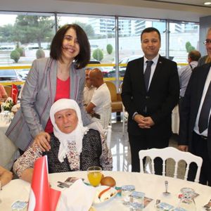 15 TEMMUZ DEMOKRASİ VE MİLLİ BİRLİK GÜNÜ VESİLESİYLE ŞEHİT YAKINLARIMIZ VE GAZİLERİMİZ ONURUNA PROGRAM DÜZENLENDİ - fotoğraf 1