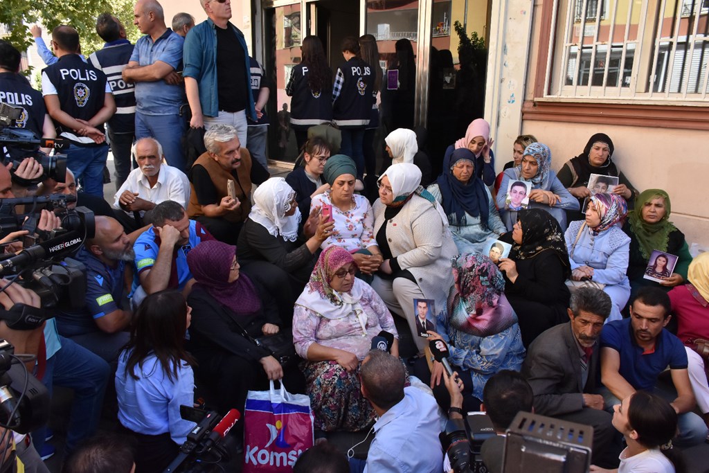 Bakan Selçuk Diyarbakır’da Eylem Yapan Aileleri Ziyaret Etti, Destek Çağrısı Yaptı