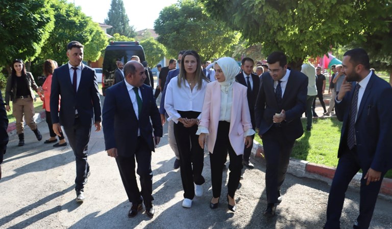 Bakanımız Sn. Mahinur Özdemir Göktaş,Milli boksörümüz Hatice Akbaş ile birlikte İl Müdürlüğümüze bağlı MİAD Çocuk Evleri Sitesinde kalan çocuklarımızı ziyaret etti.