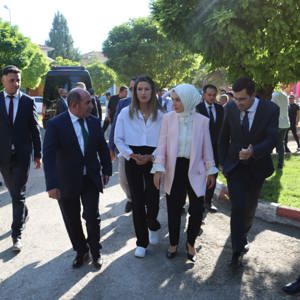 Bakanımız Sn. Mahinur Özdemir Göktaş,Milli boksörümüz Hatice Akbaş ile birlikte İl Müdürlüğümüze bağlı MİAD Çocuk Evleri Sitesinde kalan çocuklarımızı ziyaret etti. - fotoğraf 1