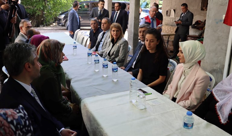 Sayın Bakanımız Mahinur Özdemir Göktaş, 6 Şubat Kahramanmaraş merkezli depremlerde annesi ve babasını kaybeden mesai arkadaşımız Kübra Ataş'a taziye ziyaretinde bulundu.
