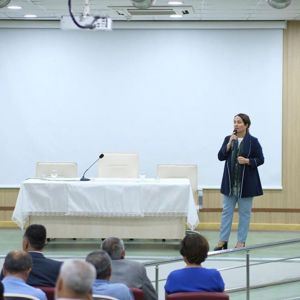 Bakan Yardımcımız Sevim Sayim Madak, vatandaşlarımız ile  devlet arasında köprü vazifesi gören muhtarlarımızla bir araya gelerek onlarla istişare ve değerlendirme toplantısı gerçekleştirdi. - fotoğraf 4