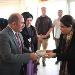 Bakan Yardımcımız Sayın Sevim Sayım Madak ve İl Müdürümüz Galip Sökmen Engelsiz Yaşam Bakım Rehabilitasyon ve Aile Danışma Merkezi'ne ziyarette bulundu. Engelli vatandaşlarımızla sohbet edildi. Aşure ikramında bulunuldu. - fotoğraf 4