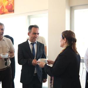 Bakan Yardımcımız Sayın Sevim Sayım Madak ve İl Müdürümüz Galip Sökmen Engelsiz Yaşam Bakım Rehabilitasyon ve Aile Danışma Merkezi'ne ziyarette bulundu. Engelli vatandaşlarımızla sohbet edildi. Aşure ikramında bulunuldu. - fotoğraf 3
