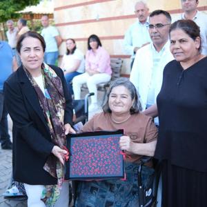 Bakan Yardımcımız Sayın Sevim Sayım Madak ve İl Müdürümüz Galip Sökmen Engelsiz Yaşam Bakım Rehabilitasyon ve Aile Danışma Merkezi'ne ziyarette bulundu. Engelli vatandaşlarımızla sohbet edildi. Aşure ikramında bulunuldu. - fotoğraf 1