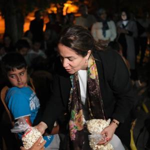 Bakan Yardımcımız Sayın Sevim Sayım Madak ve İl Müdürümüz Galip Sökmen Orduzu Tabiat Parkında Afetzede Aileler ile Piknik ve Sinema Etkinliğine katıldı. Çocuklarla oyun oynayıp , Aileleri ile sohbet edildi. Çocuklar ve aileleriyle film seyredildi. - fotoğraf 6
