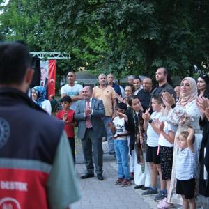 Bakan Yardımcımız Sayın Sevim Sayım Madak ve İl Müdürümüz Galip Sökmen Orduzu Tabiat Parkında Afetzede Aileler ile Piknik ve Sinema Etkinliğine katıldı. Çocuklarla oyun oynayıp , Aileleri ile sohbet edildi. Çocuklar ve aileleriyle film seyredildi. - fotoğraf 3
