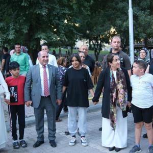 Bakan Yardımcımız Sayın Sevim Sayım Madak ve İl Müdürümüz Galip Sökmen Orduzu Tabiat Parkında Afetzede Aileler ile Piknik ve Sinema Etkinliğine katıldı. Çocuklarla oyun oynayıp , Aileleri ile sohbet edildi. Çocuklar ve aileleriyle film seyredildi. - fotoğraf 5