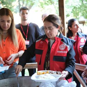 Bakan Yardımcımız Sayın Sevim Sayım Madak ve İl Müdürümüz Galip Sökmen Orduzu Tabiat Parkında Afetzede Aileler ile Piknik ve Sinema Etkinliğine katıldı. Çocuklarla oyun oynayıp , Aileleri ile sohbet edildi. Çocuklar ve aileleriyle film seyredildi. - fotoğraf 4