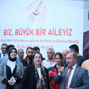 Bakan Yardımcımız Sayın Sevim Sayım Madak ve İl Müdürümüz Galip Sökmen Orduzu Tabiat Parkında Afetzede Aileler ile Piknik ve Sinema Etkinliğine katıldı. Çocuklarla oyun oynayıp , Aileleri ile sohbet edildi. Çocuklar ve aileleriyle film seyredildi. - fotoğraf 2