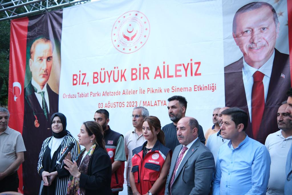 Bakan Yardımcımız Sayın Sevim Sayım Madak ve İl Müdürümüz Galip Sökmen Orduzu Tabiat Parkında Afetzede Aileler ile Piknik ve Sinema Etkinliğine katıldı. Çocuklarla oyun oynayıp , Aileleri ile sohbet edildi. Çocuklar ve aileleriyle film seyredildi.
