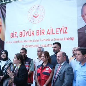 Bakan Yardımcımız Sayın Sevim Sayım Madak ve İl Müdürümüz Galip Sökmen Orduzu Tabiat Parkında Afetzede Aileler ile Piknik ve Sinema Etkinliğine katıldı. Çocuklarla oyun oynayıp , Aileleri ile sohbet edildi. Çocuklar ve aileleriyle film seyredildi. - fotoğraf 1