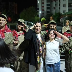 Bakan Yardımcımız Sayın Sevim Sayım Madak ve İl Müdürümüz Galip Sökmen Rönesans Konteyner kentte yaşayan Down Sendromlu çocuklarımızın Askerlik hayalini gerçekleştirdi. Çocuklarımıza kına yakıldı ve oyunlar düzenlendi. - fotoğraf 1