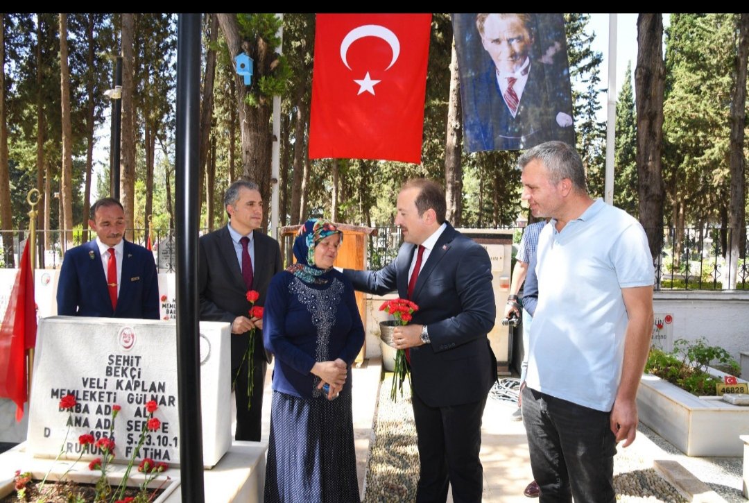 Kutsal vatan toprağını korumak için canını siper eden kahraman şehitlerimizi,çok kıymetli şehit ailelerimiz,il protokolü ve Valimiz Sn.Ali Hamza Pehlivan'ın da katılımıyla Şehitlikte dualarla andık.Aziz şehitlerimizin ruhları şad olsun.
