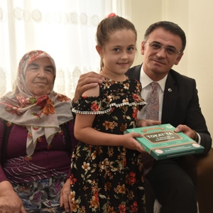 İl Müdürümüz Mahmut ÖZDEMİR Valimiz Sayın Dr. Ozan BALCI İle Birlikte Şehit Bülent AY’ın Ailesini Ziyaret Etti - fotoğraf 2