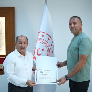 İL MÜDÜRÜMÜZ YENİ GÖREV YERLERİNE GİDEN MESAİ ARKADAŞLARIMIZA BAŞARI BELGESİ TAKDİM ETTİ  - fotoğraf 1