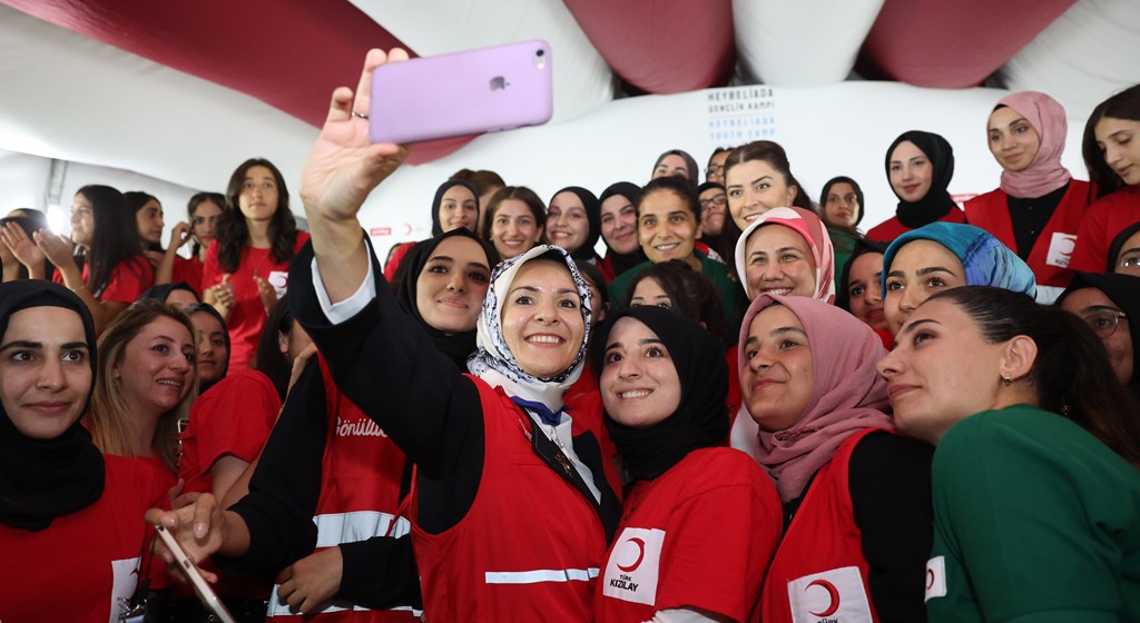 Bakanımız Mahinur Özdemir Göktaş, Kızılay Heybeliada Depremzede Kız Çocukları Gençlik Vakfı Kapanış Programı’na Katıldı