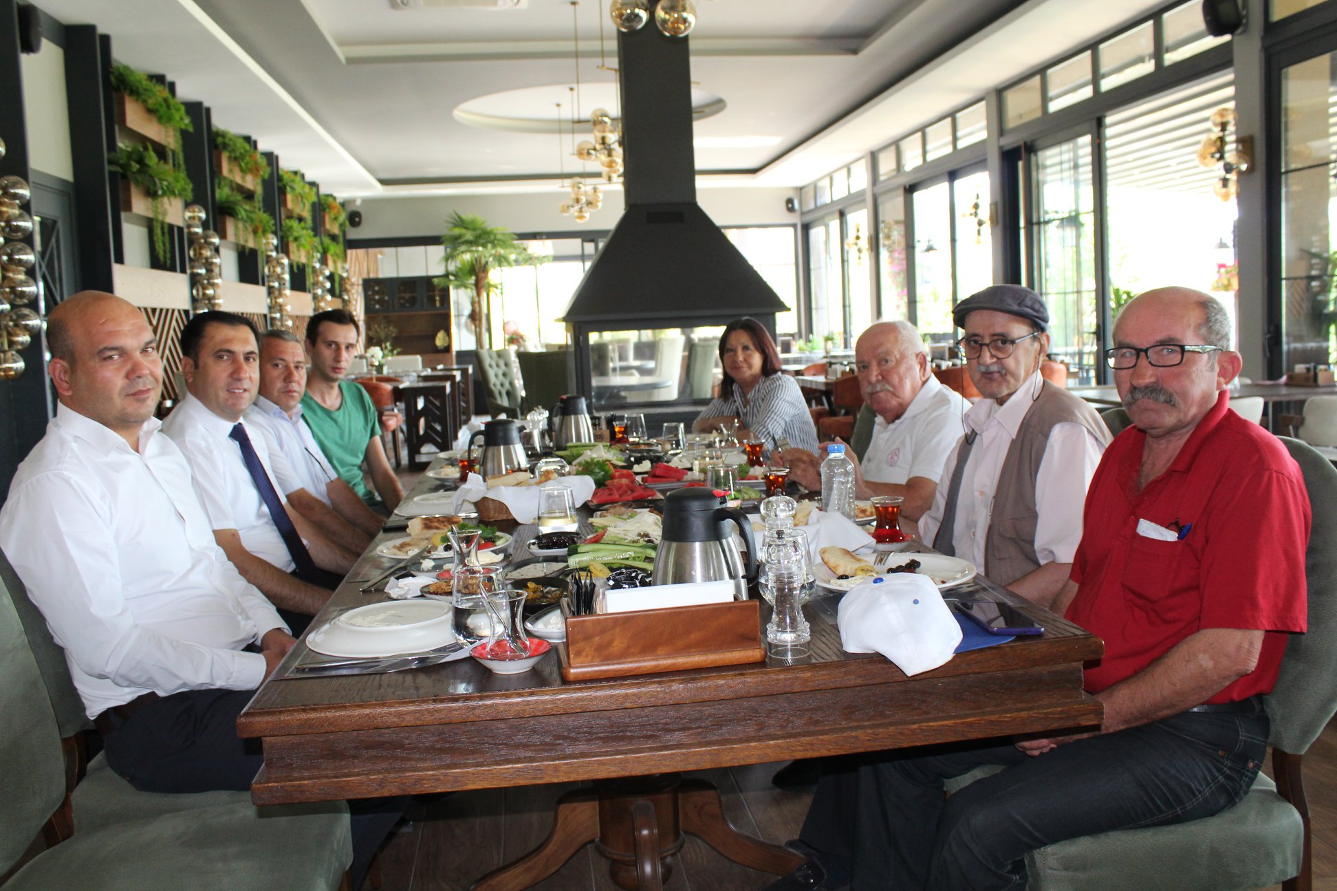 İl Müdürümüz İlkay Türkoğlu ve İl Müdür Yardımcımız Özcan Çiçek, 65 yaş üstü yetişkin gençler Bocce liginde mücadele eden Muğla Belediyesi Abide-Hasan Nuri Öncüer Huzurevi Yaşlı Bakım ve Rehabilitasyon Merkezi Bocce takımı ile Turnuva öncesinde bir araya gelerek başarı dileklerini iletti.