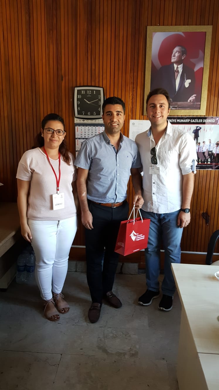 Şehitlerimizin emaneti olan ailelerimizi ve gazilerimizi Cumhurbaşkanımız, Bakanımız ve Valimizin selamlarıyla Kurban Bayramı münasebetiyle ziyaret ettik, Bayramlarını kutlayarak hediye takdim ettik ve hayır dualarını aldık.