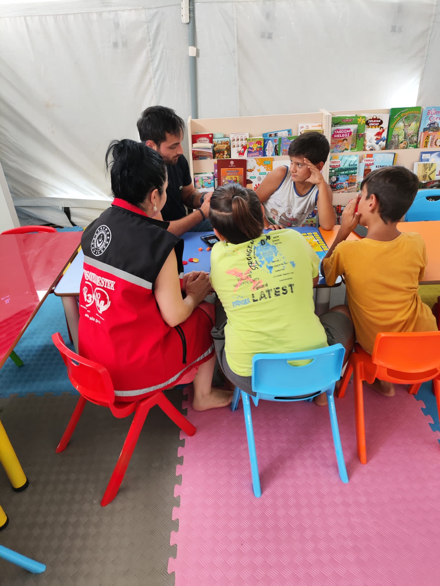 Depremin yaralarını sarmak amacıyla #PsikoSosyalDestek ekiplerimizle geleceğimizin teminatı çocuklarımızın bu zorlu süreci atlatabilmeleri için tüm gücümüzle çalışmaya devam ediyoruz.🇹🇷   📍Kahramanmaraş 