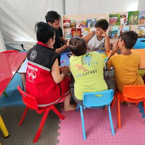 Depremin yaralarını sarmak amacıyla #PsikoSosyalDestek ekiplerimizle geleceğimizin teminatı çocuklarımızın bu zorlu süreci atlatabilmeleri için tüm gücümüzle çalışmaya devam ediyoruz.🇹🇷   📍Kahramanmaraş  - fotoğraf 2