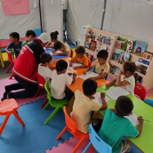 Depremin yaralarını sarmak amacıyla #PsikoSosyalDestek ekiplerimizle geleceğimizin teminatı çocuklarımızın bu zorlu süreci atlatabilmeleri için tüm gücümüzle çalışmaya devam ediyoruz.🇹🇷   📍Kahramanmaraş  - fotoğraf 4