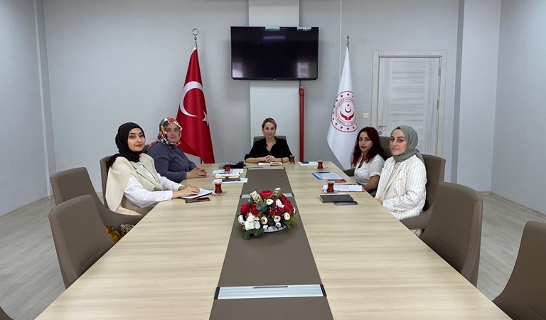 Şube Müdürü Şirin Targan Çalış başkanlığında kadın hizmetleri alanında çalışan kurum yöneticileri ve personel ile toplantı düzenlendi.
