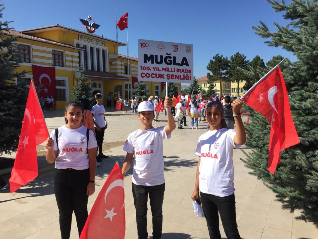 Sivas Kongresi 100. Yıl etkinlikleri kapsamında Okul Destek Projesi kapsamında desteklediğimiz çocuklarımız ve 81 İlden katılım sağlayan çocuklarımız ile Milli İrade Çocuk Şenliği'nde Sivas' ta bir araya geldik.