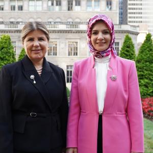 Emine Erdoğan Hanımefendi ve Bakanımız Mahinur Özdemir Göktaş, TİKAD’ın "Dünyaya Yön Veren Kadınlar" Etkinliğine Katıldı - fotoğraf 4