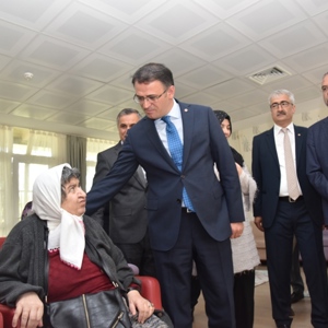 Valimiz Sayın Dr. Ozan BALCI Zile Huzurevi Yaşlı Bakım ve Rehabilitasyon Merkezini Ziyaret Etti - fotoğraf 1