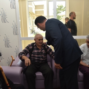 Valimiz Sayın Dr. Ozan BALCI Zile Huzurevi Yaşlı Bakım ve Rehabilitasyon Merkezini Ziyaret Etti - fotoğraf 7