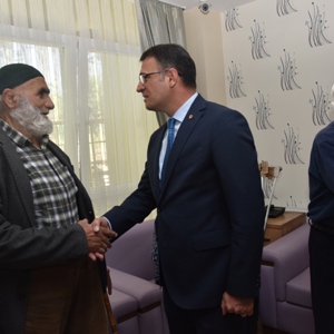 Valimiz Sayın Dr. Ozan BALCI Zile Huzurevi Yaşlı Bakım ve Rehabilitasyon Merkezini Ziyaret Etti - fotoğraf 10
