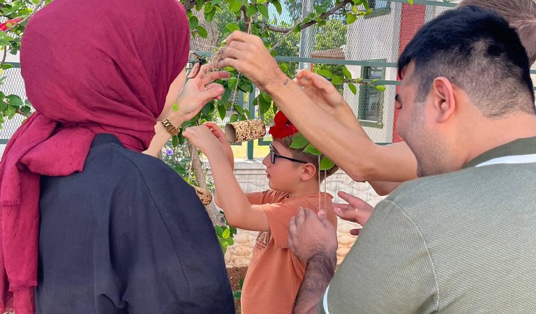 Kuş Yemliği Yapım Etkinliği  Otizm Gündüzlü Bakım, Rehabilitasyon ve Aile Danışma Merkezi olarak gerçekleştirdiğimiz kuş yemliği yapım etkinliğinde, hizmet alan bireylerimizin el becerilerini, yaratıcılıklarını ve ince motor becerilerini desteklerken hayvan sevgisi ve doğa bilinci kazanmalarını amaçladık.