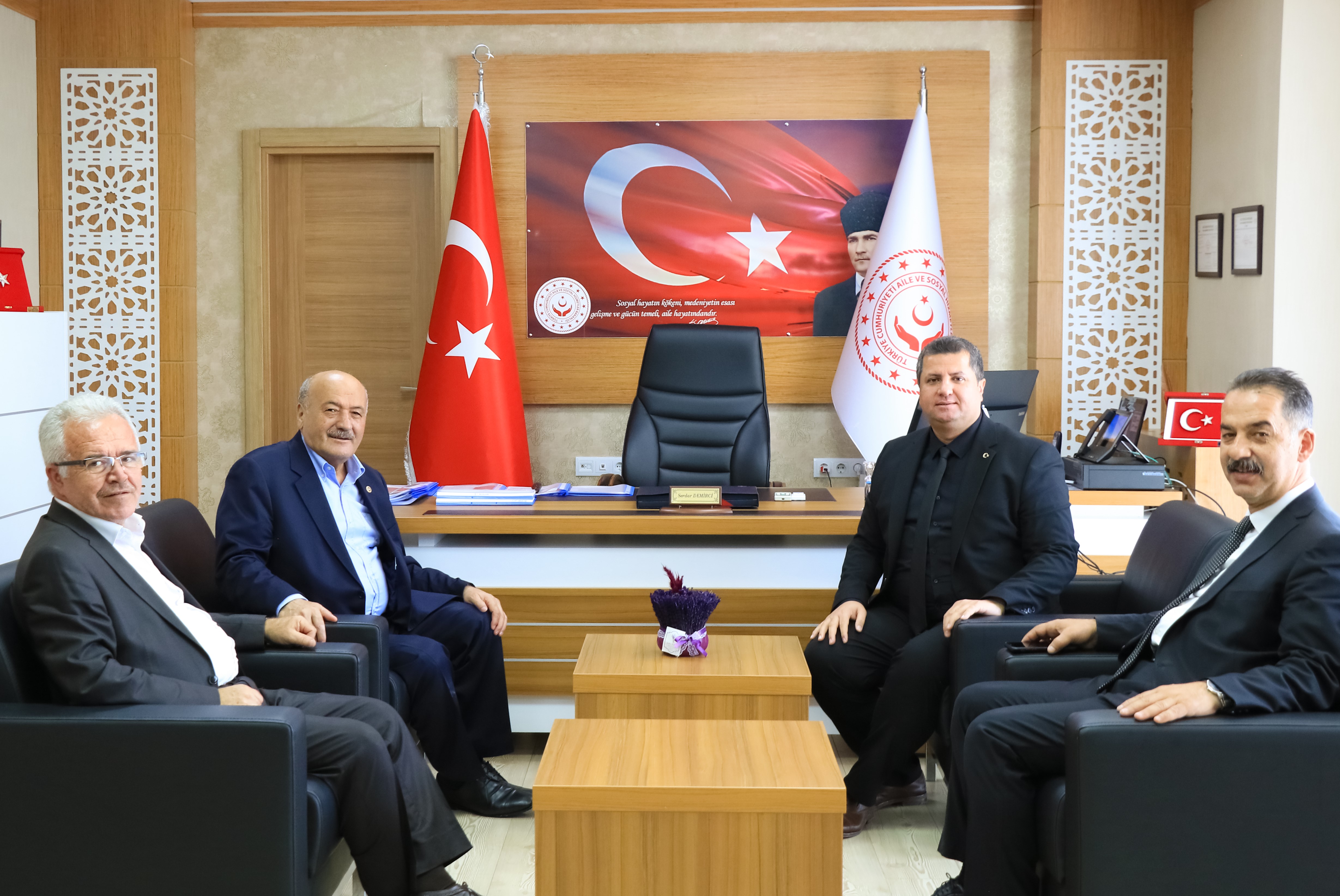 Erzincan Ak Parti Milletvekili Sayın Süleyman Karaman, Ak Parti İl Başkanı Sayın Mehmet Cavit Şireci ve Yönetim Kurulu Üyeleri İl Müdürümüz Sayın Serdar Demirci’yi  Ziyaret Ettiler.