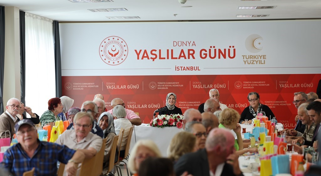 Minister of Family and Social Services Göktaş came together with residents of Maltepe Nursing Home