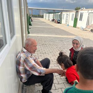 Psikososyal Destek Ekiplerimiz 1 Ekim Dünya Yaşlılar Günü kapsamında konteyner kentlerde kalan başımızın tacı büyüklerimizi ziyaret etti. - fotoğraf 3