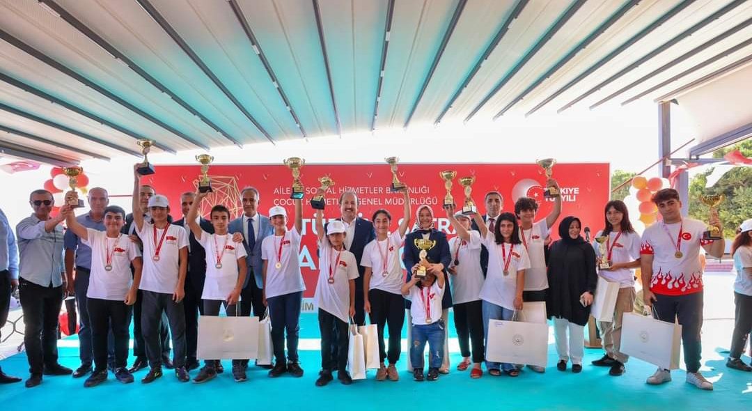 Bakanlığımız  @ASHB_COCUK  koordinasyonunda ilimizde düzenlenen 8.Türkiye Satranç Şampiyonası kapanış programı Bakan Yardımcımız,Valimiz ve Genel Müdürümüzün katılımıyla gerçekleşti, ödül alan çocuklarımızı tebrik ediyoruz.🏆 