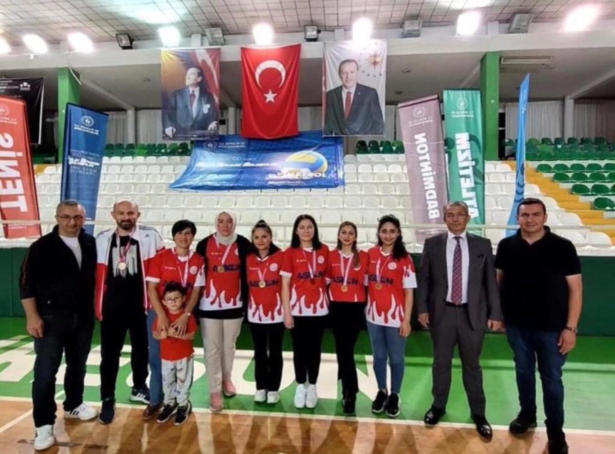 Cumhuriyetin 100. yılı anısına düzenlenen kamu spor oyunları voleybol kadınlar kategorisinde Giresun Aile ve Sosyal Hizmetler İl Müdürlüğü şampiyon oldu