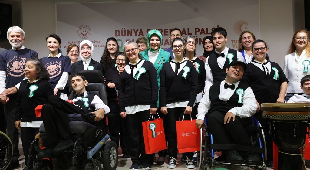 Minister Mahinur Özdemir Göktaş came together with young persons with cerebral palsy