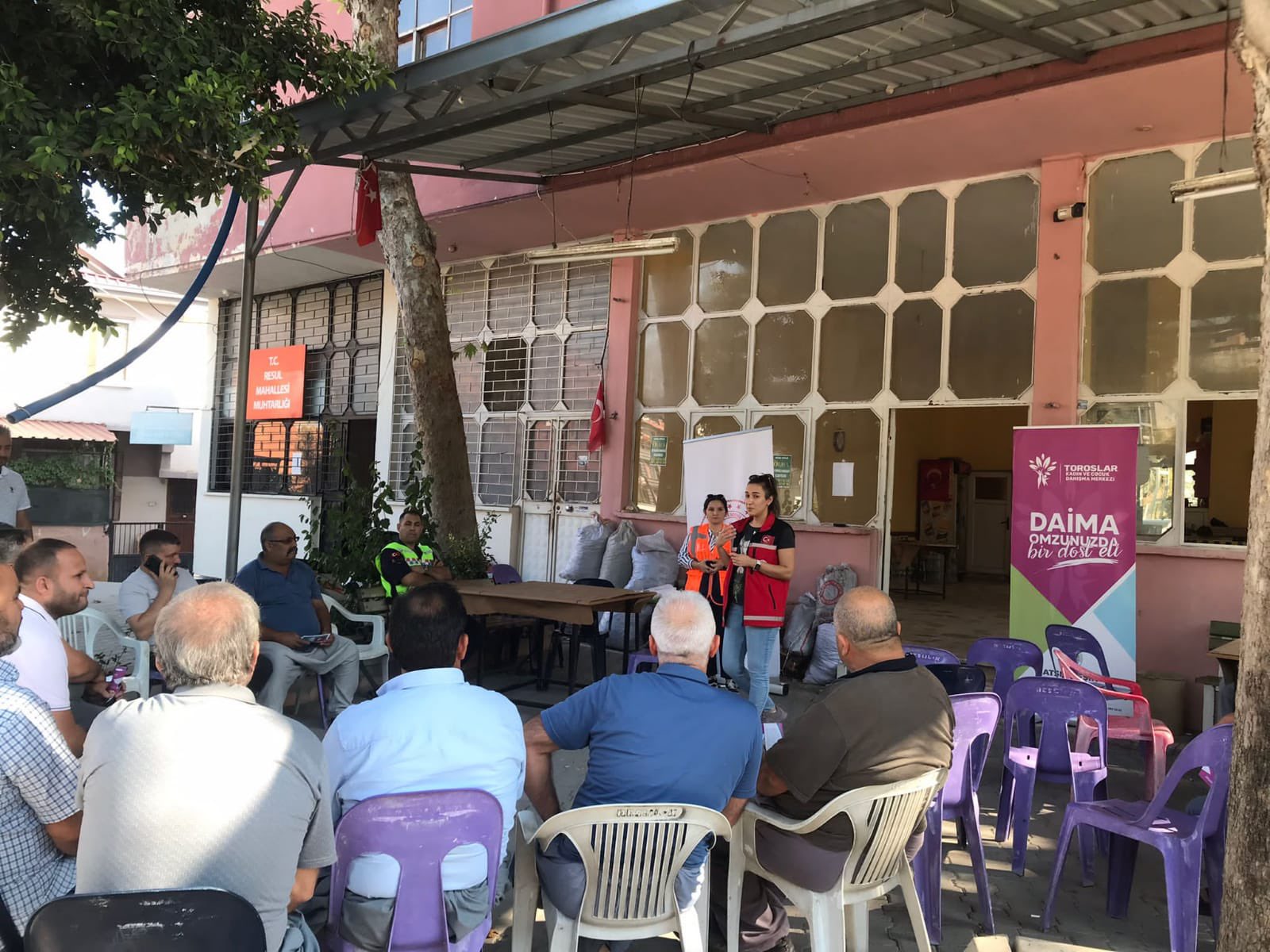 #ToroslarSHM Kadın İrtibat Birimimiz, Buluklu ve Resul Mahallesi kahvehanelerindeki erkek vatandaşlarımıza ''Kadına Yönelik Şiddetle Mücadele, #KADES uygulaması ve Erken Yaşta Zorla Evlilikle Mücadele'' konularında  eğitim verdi. 