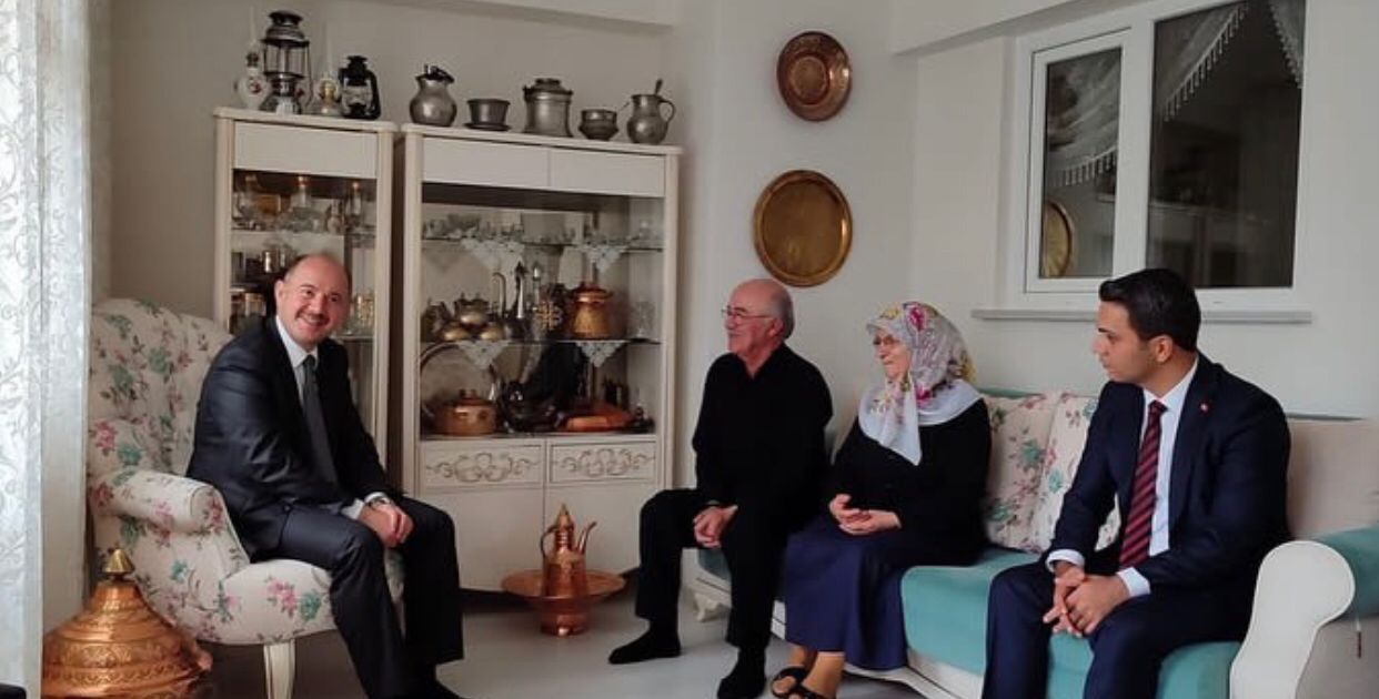 Kars-Kagizmanda şehit olan Mustafa Şimşek'in  anne-babası Senem-Şeref Şimşek'i,İl Müdürümüz Mustafa MODAOĞLU Sayın valimiz Mehmet Fatih SERDENGEÇTİ ile ziyaret etti