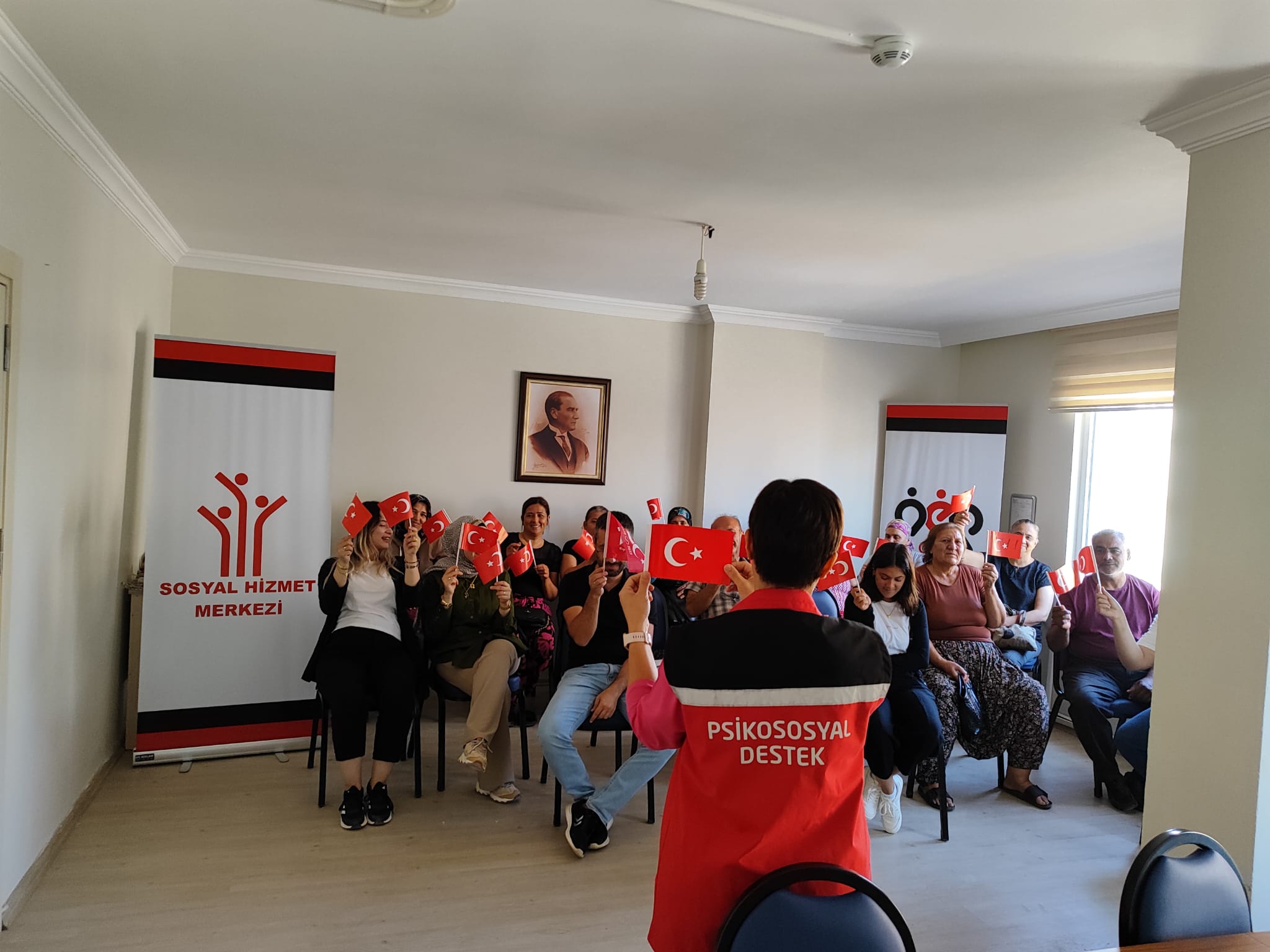 Cumhuriyetimizin 100.Yılı kapsamında, Evde Bakım Hizmet modelimizden yararlanan vatandaşlarımıza 'Kronik Hastalık Yönetimi, Aile Yaşam Döngüsü, Cumhuriyetimizin 100.yılında Aile Bağlarının Önemi' konularında eğitim verildi.   📍Silifke SHM